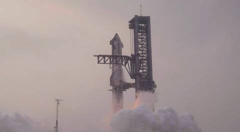 Компания Илона Маска успешно вернула на Землю сверхтяжелую ракету