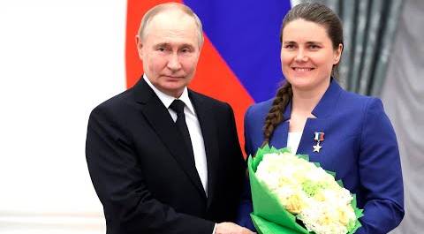 Путин вручил высшие государственные награды в Екатерининском зале Кремля