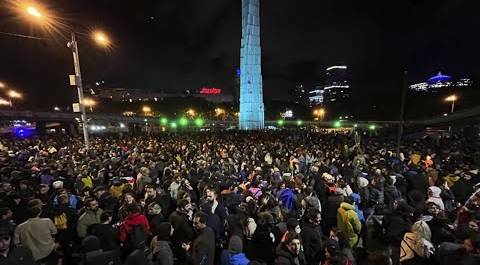 Протестующие перекрыли площадь Героев в Тбилиси