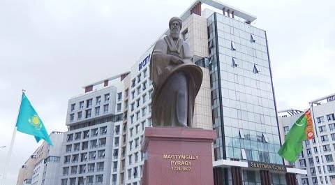 Памятник туркменскому поэту и философу Махтумкули Фраги открыли в Астане