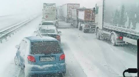 Снегопады обрушились на Казахстан. Трассу Алматы-Екатеринбург замело снегом
