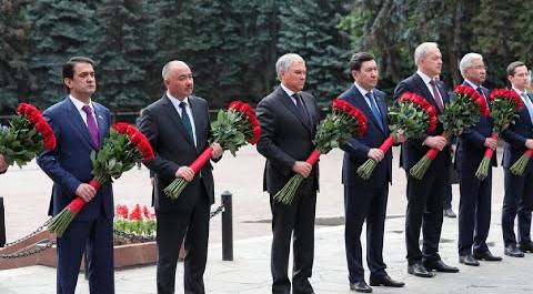 Главы парламентов стран ОДКБ возложили цветы к воинскому мемориалу в Алматы