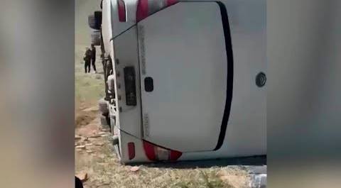 Пассажирский автобус опрокинулся на крутом повороте на юго-востоке Казахстана