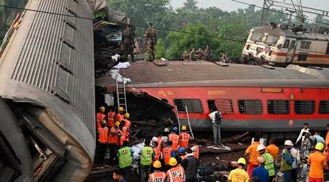 Два поезда столкнулись на железной дороге в Индии. Жертвами аварии стали не менее пяти человек