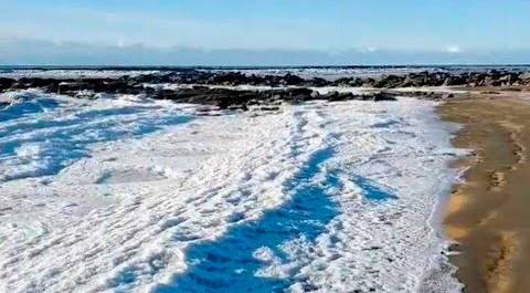 В Аргентине морские волны превратились в лед