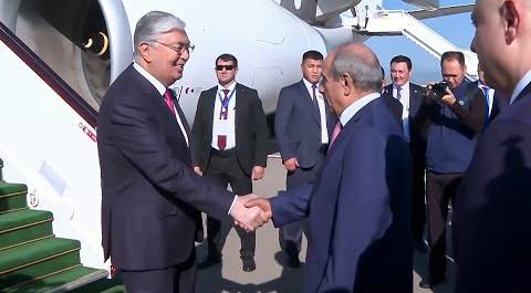Токаев прибыл в Азербайджан для участия в неформальном саммите Организации тюркских государств