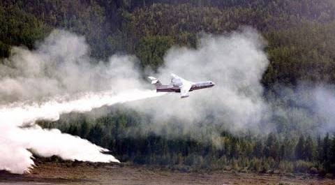 Лесные пожары в Якутии. Работает самолет-амфибия