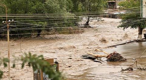 Мощный потоп разрушает все на своем пути, погибли три человека. Север Армении ушел под воду