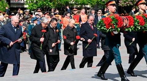 Владимир Путин и лидеры 9 государств возложили венок к Могиле Неизвестного Солдата