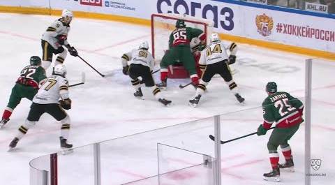 Zaripov feeds Galimov for a goal