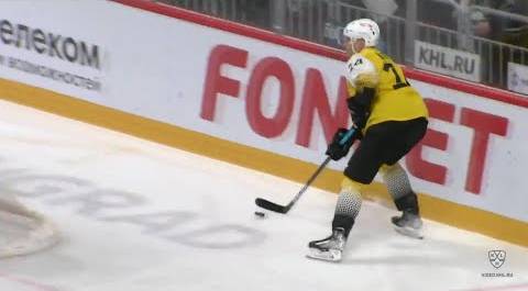 Nattinen sets up Pilipenko for a goal