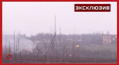 «Сюда только что прилетел снаряд»: корреспондент «Звезды» показал штурм Волновахи в Донбассе