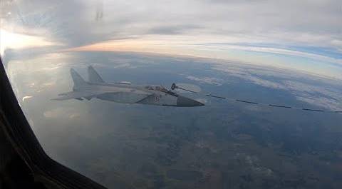 Экипажи Су-34 и МиГ-31 выполнили дозаправку в небе над Уралом