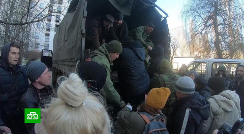 Эвакуация под обстрелами: как вывозят жителей из города Рубежное в ЛНР