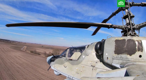 Минобороны РФ показало видео сопровождения армейских колонн вертолетами Ка-52