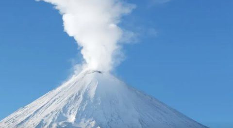 Северо-Курильск накрыло пеплом после выброса у вулкана Чикурачки