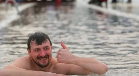 В Якутске местные «моржи» открыли зимний купальный сезон