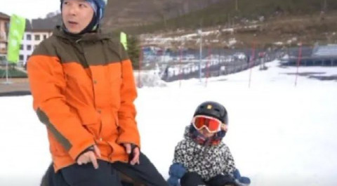 Юная китаянка уверенно катается на сноуборде в 11 месяцев
