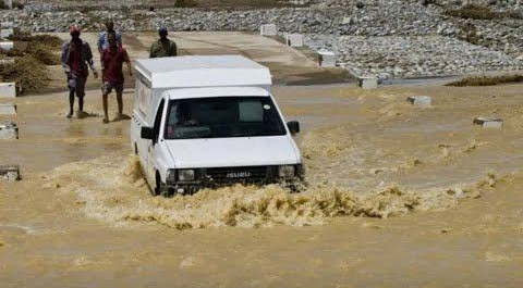 Более 20 человек погибли в ходе наводнения в Южной Африке