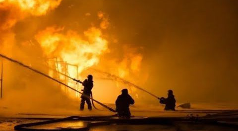 Крупный пожар произошел на территории завода в Туле