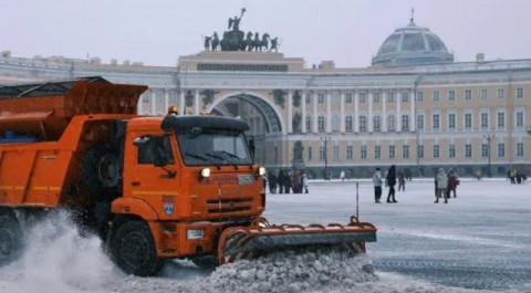Снегопад остановил все виды транспорта в Петербурге