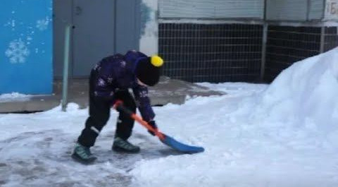 Почистивший снег школьник в Тольятти стал звездой рунета, но сам он собой недоволен
