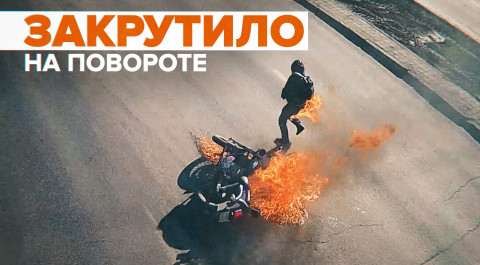 В Волгограде огонь перекинулся на мотоциклиста после ДТП — видео