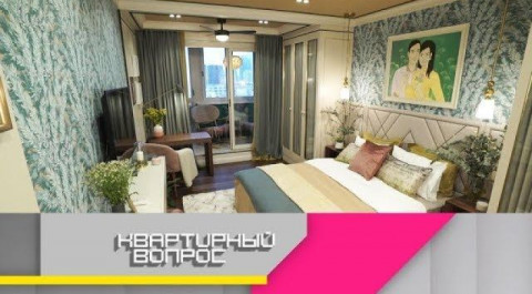 "Квартирный вопрос": Романтичная спальня с тисовым орнаментом и уютной лоджией для двоих