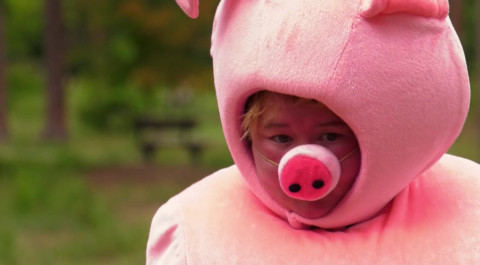 Пацанки: Зарина в образе свинки