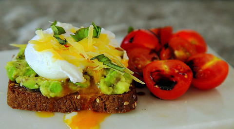 Утро Пятницы: Авокадо-тост с яйцами Бенедикт