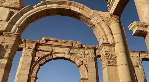 Российские специалисты приступают к реставрации ра...террористами Триумфальной арки Пальмиры в Сирии