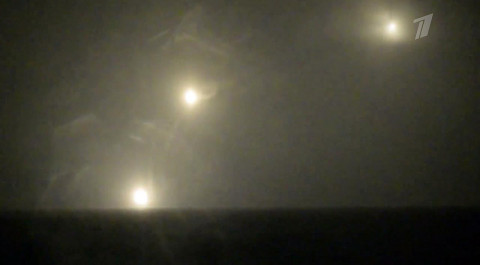 В Минобороны РФ показали залповый пуск семью крылатыми ракетами "Калибр" по наземным целям