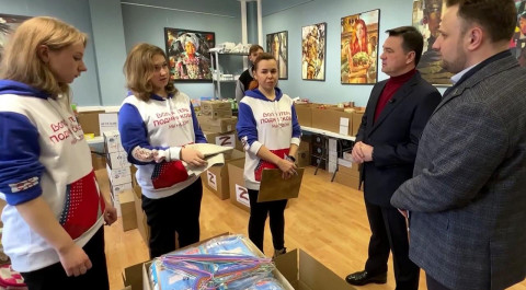 Андрей Воробьев пообщался с волонтерами, которые собирают гуманитарную помощь Донбассу