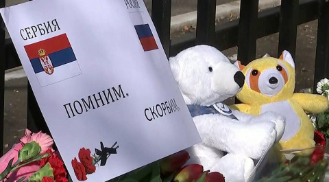 Россияне весь день несли цветы и мягкие игрушки к ...скве в память о жертвах натовских бомбардировок
