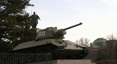 Россия требует от Германии привлечь к ответственно...сквернивших мемориал советским воинам в Берлине