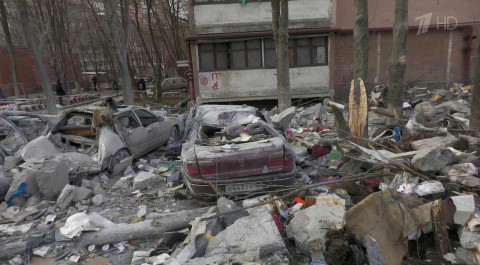 Более 200 снарядов и мин калибром свыше 120 миллим...оенные по территории Донбасса за минувшие сутки