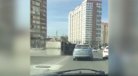 В Новороссийске штормовой ветер стал причиной сразу нескольких ДТП