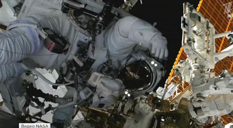 Во время выхода в открытый космос немецкий астронавт запутался в страховочных тросах