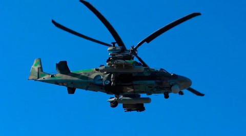 Минобороны РФ распространило кадры уничтожения техники и зенитных установок ВСУ вертолетами Ка-52